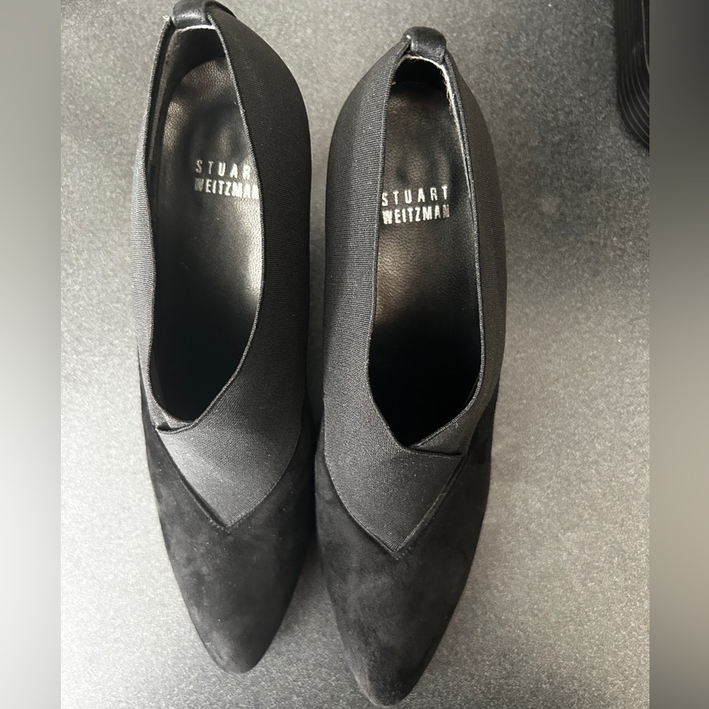 Stuart Weitzman suede closed toed shoes